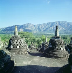 Ansicht der drei kreisförmigen Terrassen mit Gitterstupas oder Dagobs, errichtet ca. 800
